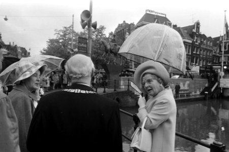 Koningin Juliana en burgemeester Ivo Samkalden bij de onthulling van het standbe, Bestanddeelnr 925-6037