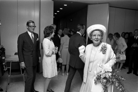 Koningin Juliana en Prins Bernhard arriveren op Schiphol uit Indonesie, koningin, Bestanddeelnr 924-9083