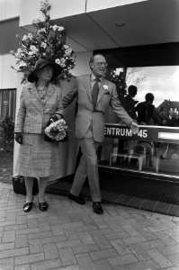 Koningin Juliana en prins Bernhard bij opening Centrum 45 te Oegstgeest, Bestanddeelnr 926-4127