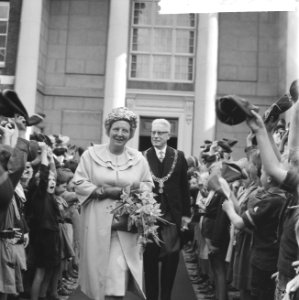 Koningin Juliana en burgemeester JW Peek, Bestanddeelnr 914-3068