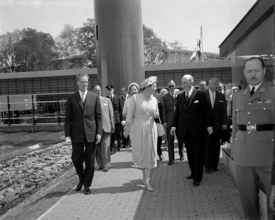 Koningin Juliana en prins Bernhard bezoeken de Expo 1958 in Brussel. Hier bij het Nederlands paviljoen, Bestanddeelnr 909-6416