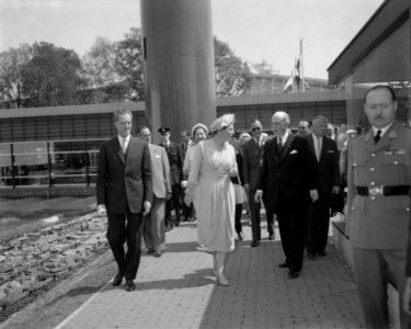 Koningin Juliana en prins Bernhard bezoeken de Expo 1958 in Brussel. Hier bij het Nederlands paviljoen, Bestanddeelnr 909-6416