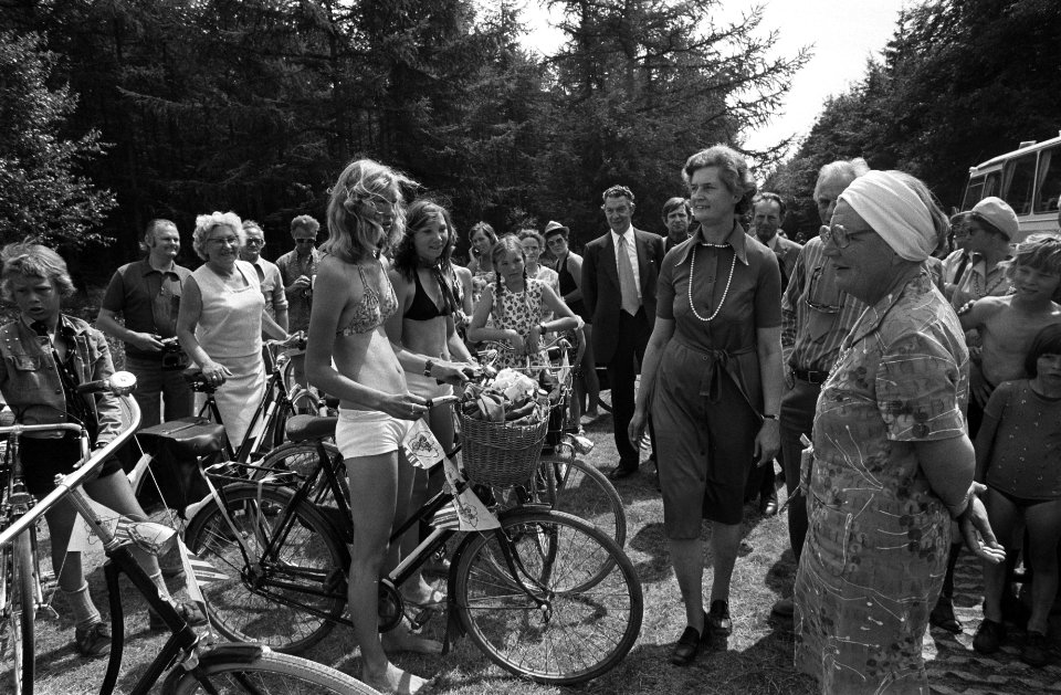 Koningin Juliana en commissaris der koningin Schilthuis in gesprek met deelnemer, Bestanddeelnr 928-0380