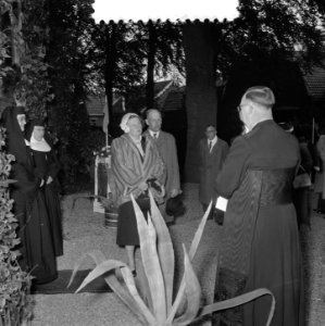 Koningin Juliana en prins Bernhard brengen een bezoek aan 15 gemeentes in oostel, Bestanddeelnr 906-4743