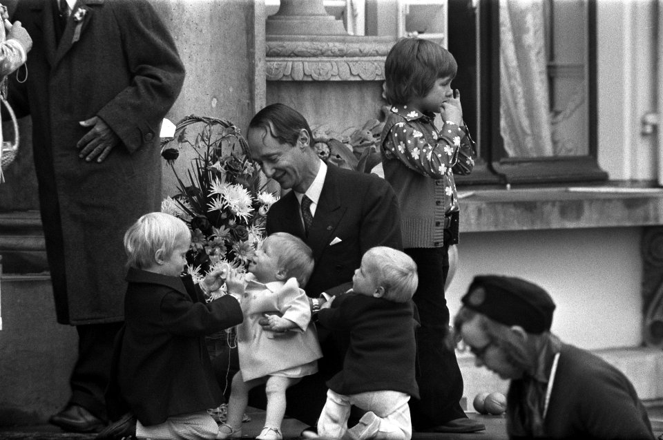 Koninginnedag op Soestdijk kinderen op bordes, Prinsjes spelen met bloemen en P, Bestanddeelnr 927-1613
