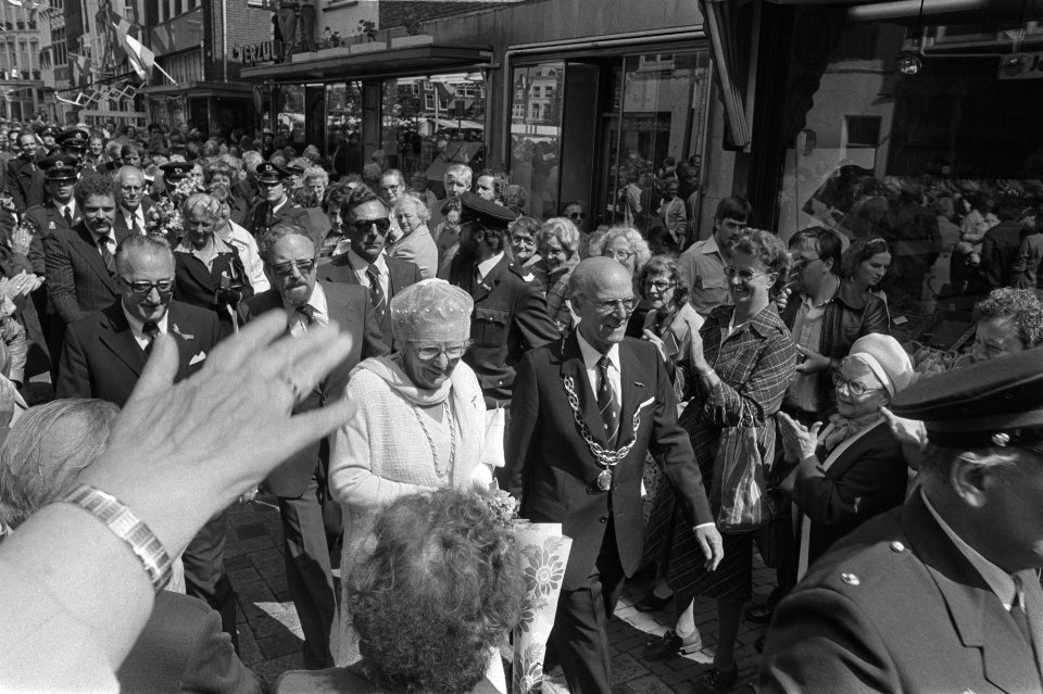 Koningin Juliana en burgemeester Van Hofwegen, Bestanddeelnr 929-7633