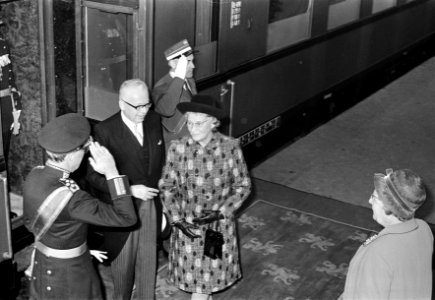 Koningin Juliana en prins Bernhard begroeten president Heinemann en zijn echtgen, Bestanddeelnr 923-0063