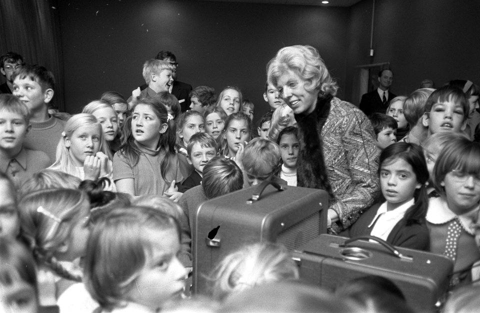 Koningin Juliana en Claude Pompidou bezoeken de Waalse school in Mariahoeve, Den, Bestanddeelnr 923-0409