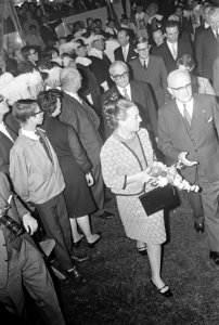 Koningin Juliana en prins Bernhard arriveren in de circustent, Bestanddeelnr 919-7130