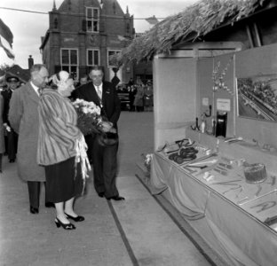 Koningin Juliana en prins Bernhard brengen een bezoek aan 15 gemeentes in oostel, Bestanddeelnr 906-4742