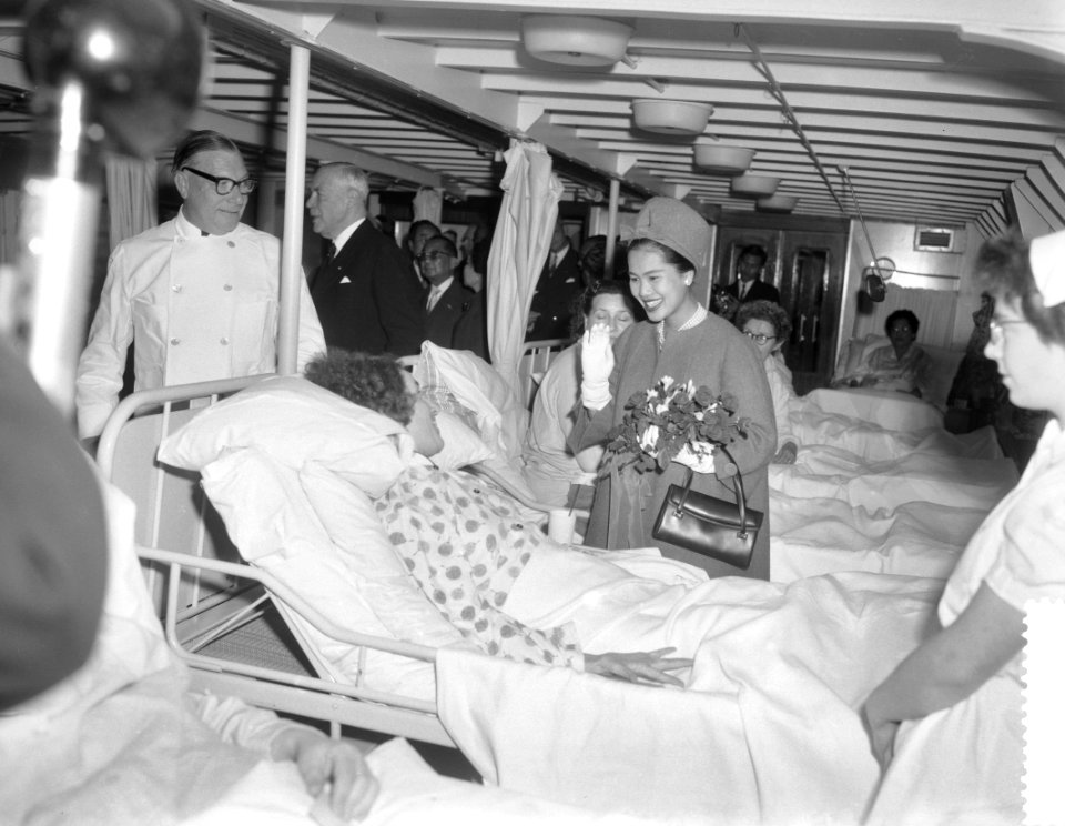 Koningin Sirikit bezoekt het hospitaalschip van het Rode Kruis gemeerd aan de Pa, Bestanddeelnr 911-7017