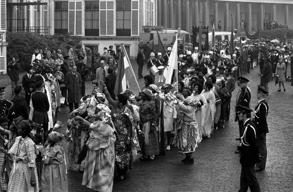 Koninginnedag op Soestdijk overzicht defile, mensen met vlaggen langs bordes, Bestanddeelnr 927-1600