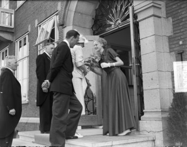 Koningin Juliana en Prins Bernhard bij Nel Büch-van der Ploeg, Gré de Jongh, Fan, Bestanddeelnr 904-0004