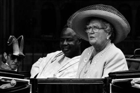 Koningin Juliana en president Ahidjo in een open caleche, Bestanddeelnr 930-3425