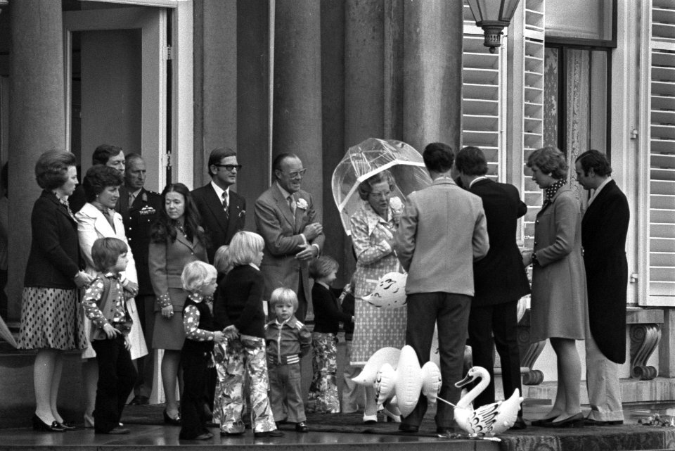 Koninginnedag op Soestdijk publiek trekt langs Koninklijke familie, Bestanddeelnr 927-1598