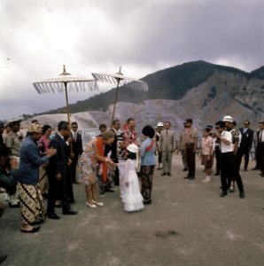 Koningin Juliana en prins Bernhard bij de vulkaan Tangkuban Perahu bij Bandung, Bestanddeelnr 254-9043
