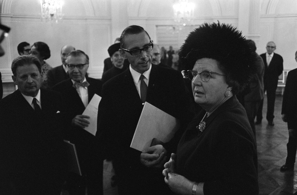 Koningin Juliana en pater Jan de Vries, Bestanddeelnr 924-2019