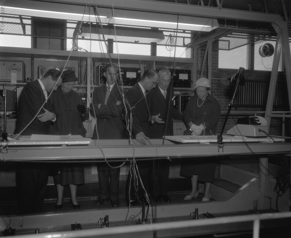 Koningin Juliana en prins Bernhard bezoeken de Technische Hogeschool te Delft, Bestanddeelnr 909-9874