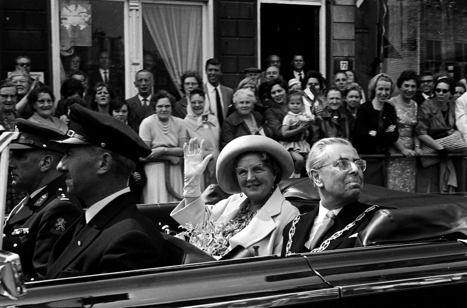 Koningin Juliana en burgemeester K.F.O. James van Gouda maken een rondrit door d, Bestanddeelnr 916-5536