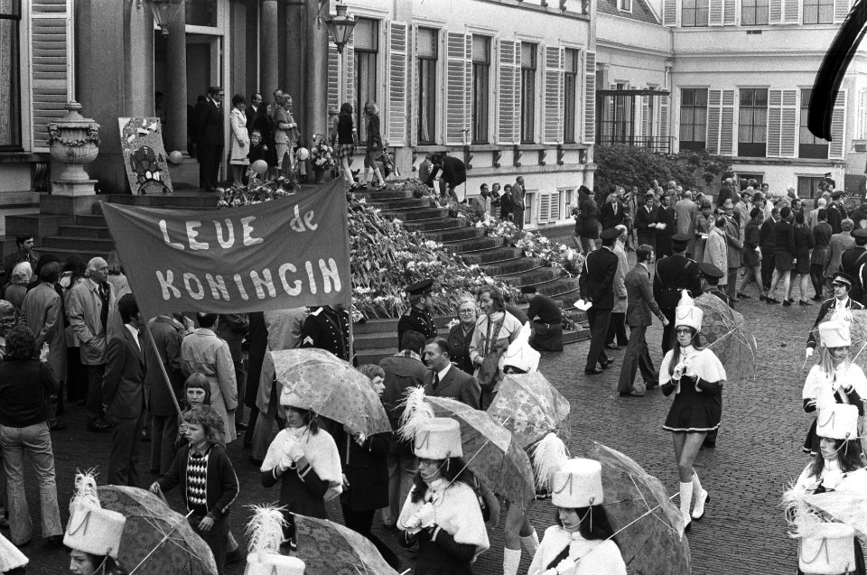 Koninginnedag op Soestdijk menigte trekt langs bordes waarop Koninklijke famili, Bestanddeelnr 927-1583