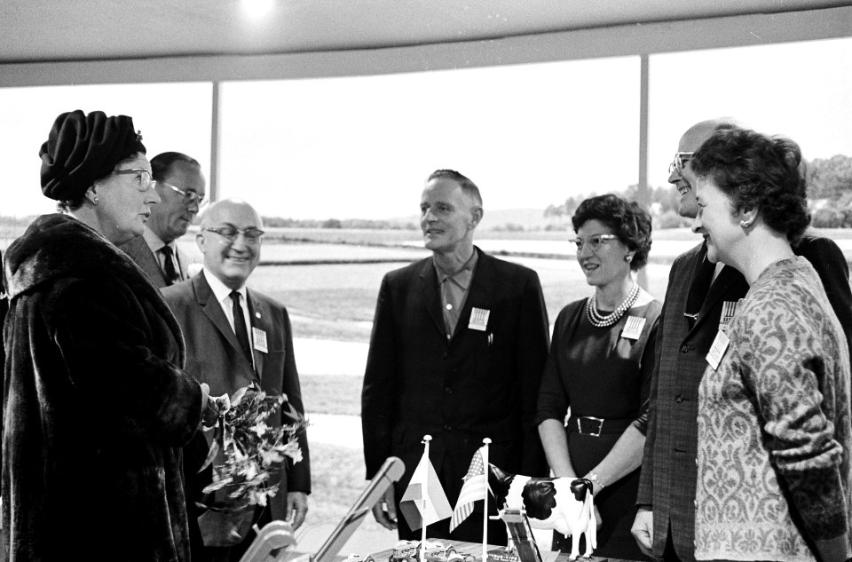 Koningin Juliana en prins Bernhard bezoeken de stand waar twee voormalige Nederl, Bestanddeelnr 915-7360