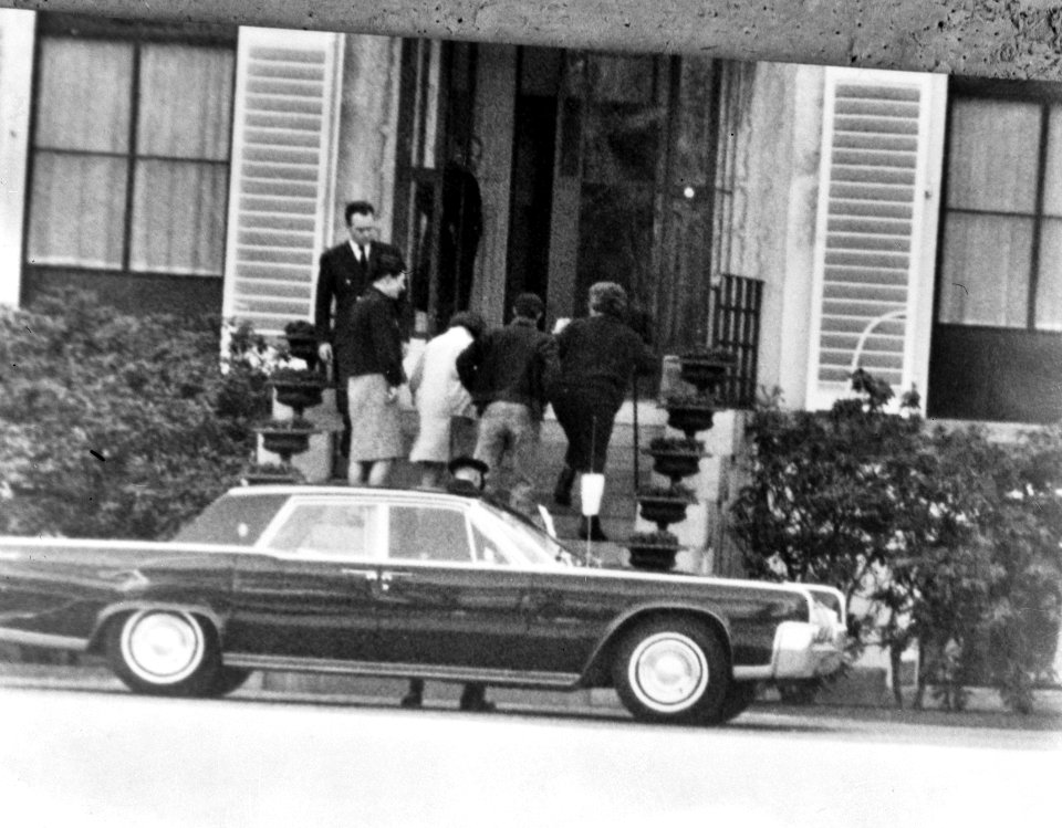 Koningin terug van vakantie, de Koningin op trap van het Paleis geholpen door Pr, Bestanddeelnr 917-5961