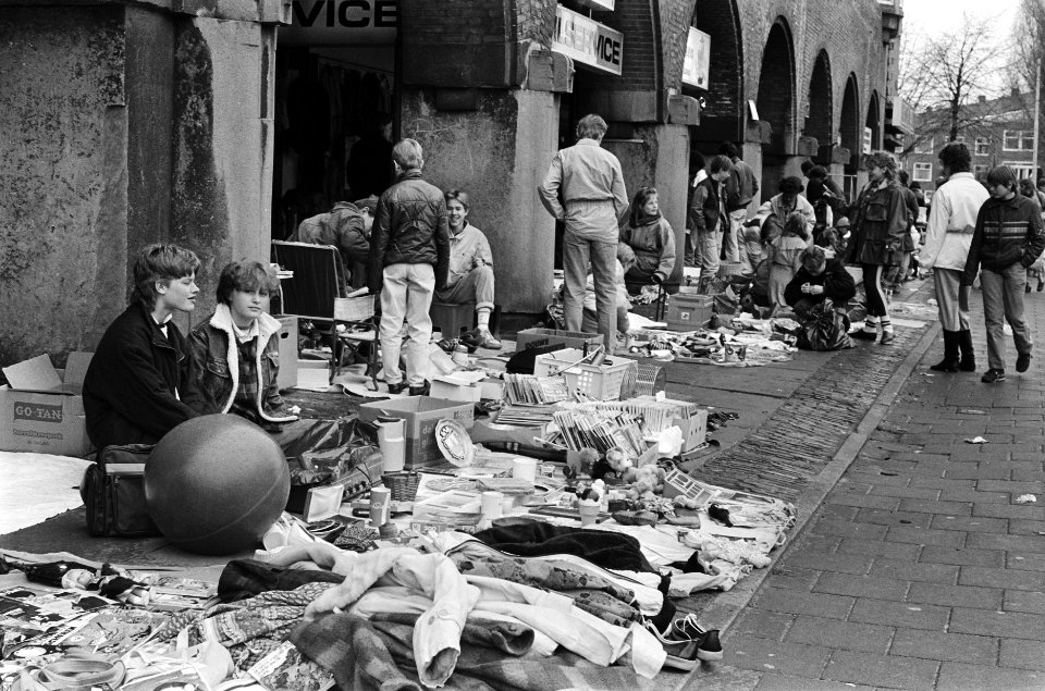 Koninginnedag in Amsterdam vrijmarkt op het Victorieplein, Bestanddeelnr 933-3119