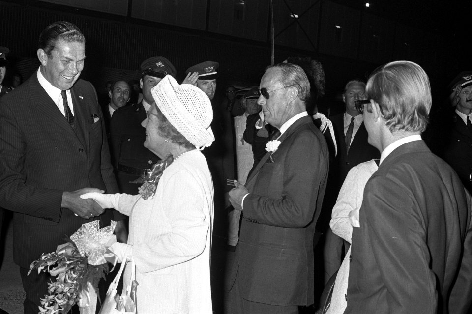 Koningin Juliana en Prins Bernhard arriveren op Schiphol uit Indonesie, Bestanddeelnr 924-9084