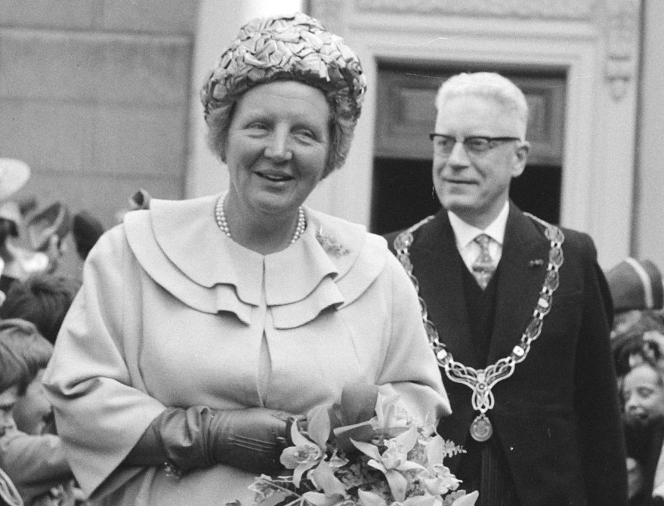 Koningin Juliana en burgemeester J.W. Peek (1962)