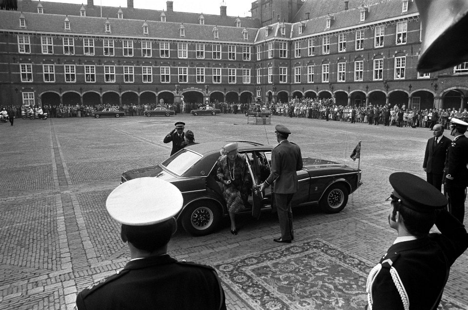 Koningin Juliana en prins Bernhard arriveren bij de Ridderzaal per auto in plaat, Bestanddeelnr 927-4556