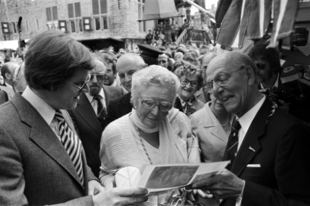 Koningin Juliana en burgemeester Van Hofwegen, Bestanddeelnr 929-7630