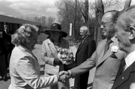 Koningin Juliana en prins Bernhard bij opening Centrum 45 te Oegstgeest, Bestanddeelnr 926-4136