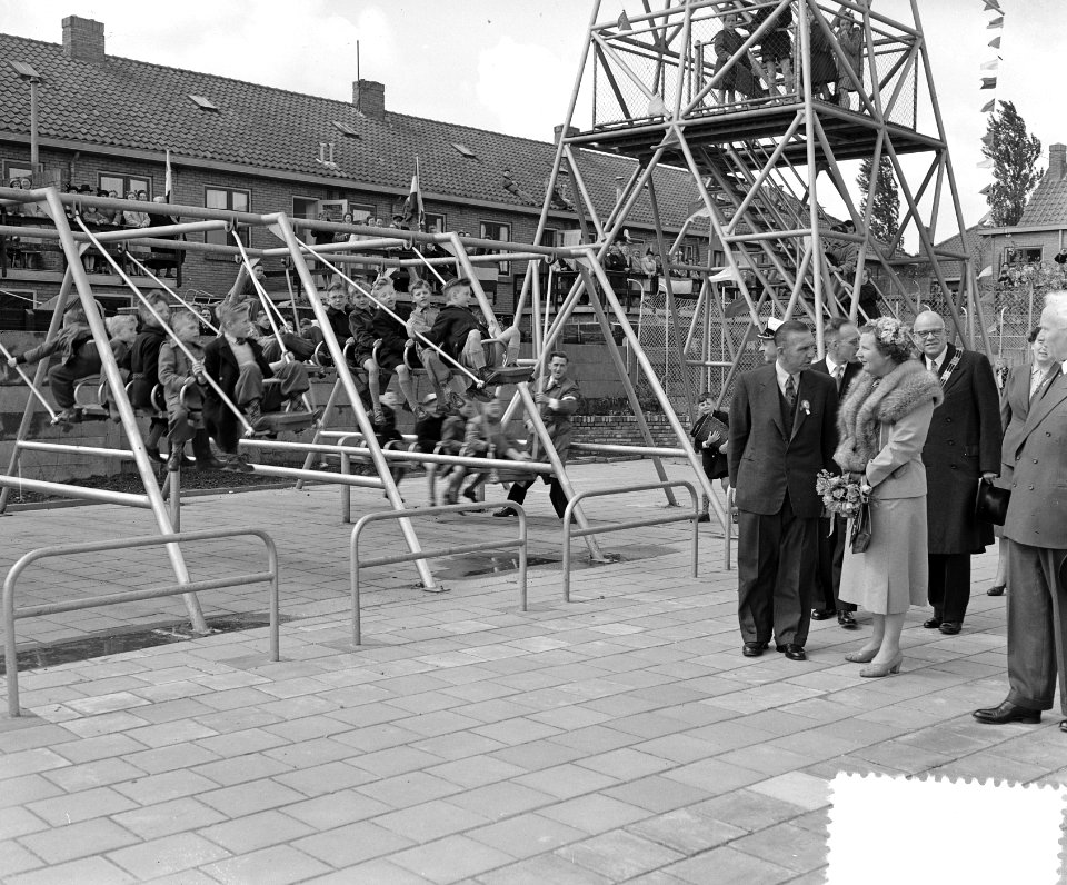 Koninklijk bezoek aan Leiden. Koningin Juliana bij de opening van de Speeltuin…, Bestanddeelnr 906-4760