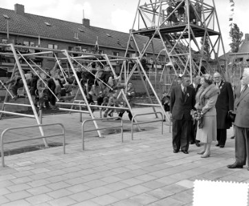 Koninklijk bezoek aan Leiden. Koningin Juliana bij de opening van de Speeltuin…, Bestanddeelnr 906-4760