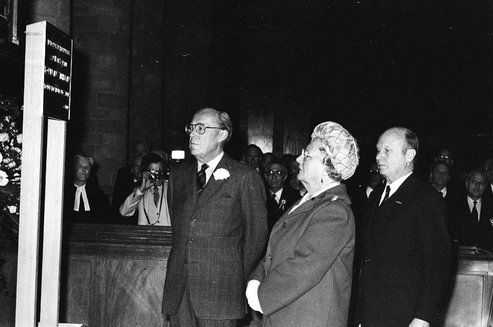 Koningin Juliana en Prins Bernhard bij de plaquette, Bestanddeelnr 930-2042