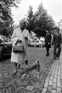 Koningin Juliana en haar hondje bij aankomst op Huis ten Bosch, Bestanddeelnr 929-3220