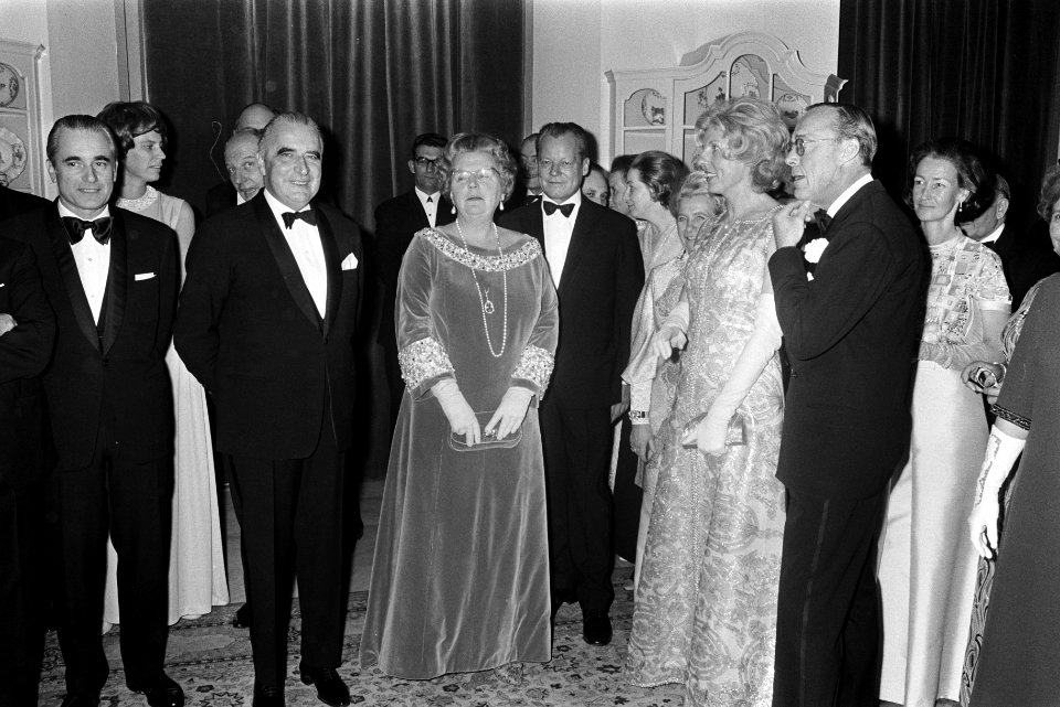 Koningin Juliana en prins Bernhard bieden de deelnemers aan de EEG-Topconferenti, Bestanddeelnr 923-0383
