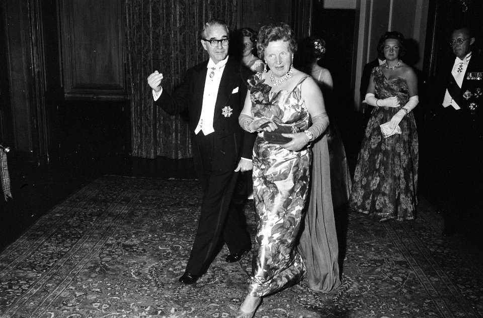 Koningin Juliana en ambassadeur Sir Andrew Noble betreden de dinerzaal, Bestanddeelnr 914-0267