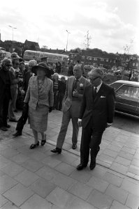 Koningin Juliana en prins Bernhard bij opening Centrum 45 te Oegstgeest, Bestanddeelnr 926-4133