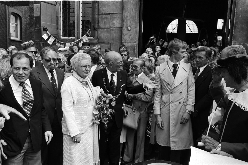 Koningin Juliana en burgemeester Van Hofwegen, Bestanddeelnr 929-7629