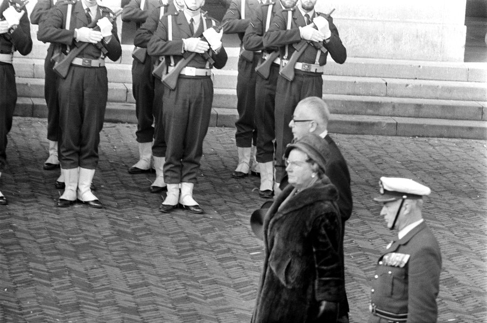 Koningin Juliana en president Heinemann inspecteren de erewacht bij het paleis o, Bestanddeelnr 923-0090