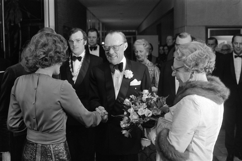 Koningin Juliana en Prins Bernhard bij galadiner in Hilton, Amsterdam begroetin, Bestanddeelnr 928-4146