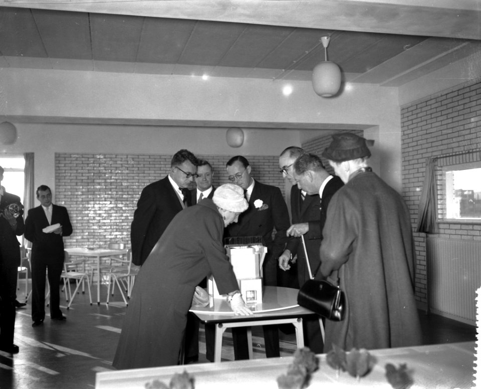 Koningin Juliana en prins Bernhard bezoeken de Technische Hogeschool te Delft, Bestanddeelnr 909-9875