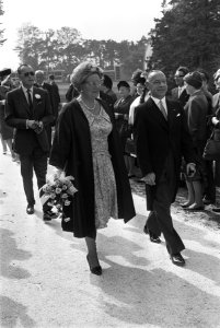 Koningin Juliana en Prins Bernhard bezoeken Technische Hogeschool Twente te En, Bestanddeelnr 916-8751
