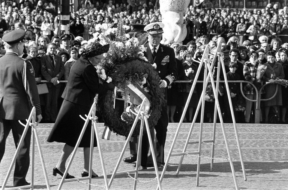 Koningin Juliana en prins Bernhard bij de kranslegging, Bestanddeelnr 927-9112