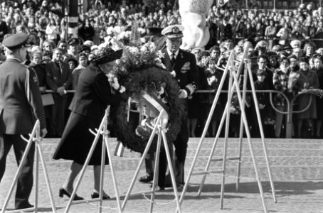 Koningin Juliana en prins Bernhard bij de kranslegging, Bestanddeelnr 927-9112
