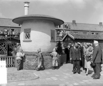 Koninklijk bezoek aan Leiden. Opening speeltuin Ons Eiland aan de Kortenaerstr, Bestanddeelnr 906-4759