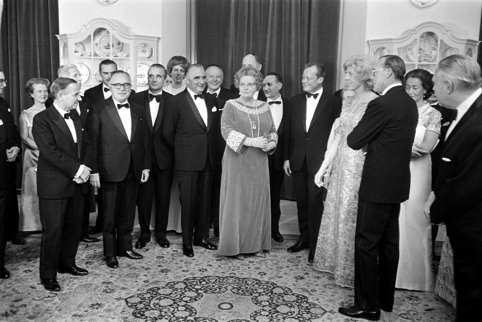 Koningin Juliana en prins Bernhard bieden de deelnemers aan de EEG-Topconferenti, Bestanddeelnr 923-0386
