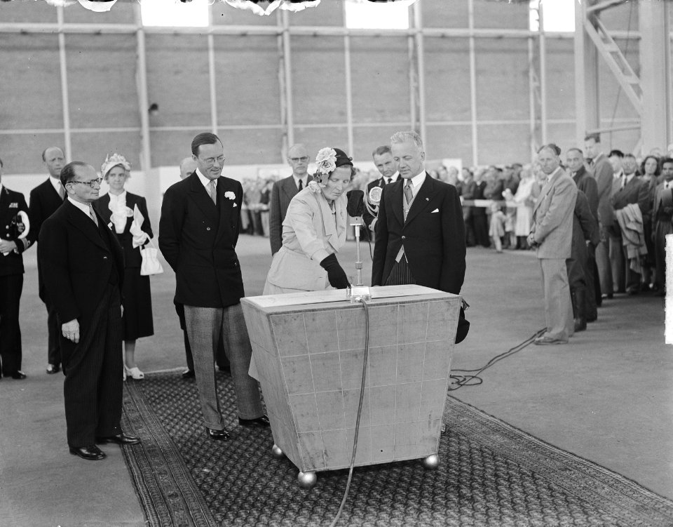 Koningin Juliana drukt op een knop om ... te openen, Bestanddeelnr 904-0637