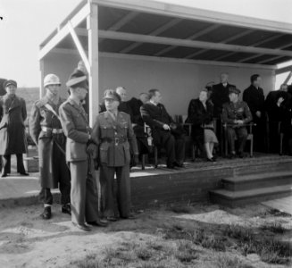 Koningin Juliana en Prins Bernhard bij parade Crescendo op Leusderheide, Bestanddeelnr 904-4765